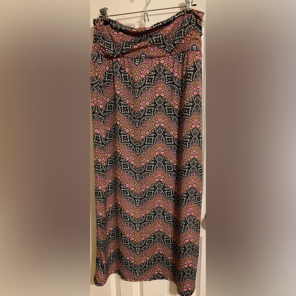 Chic Black and Pink Patterned Maxi Skirt